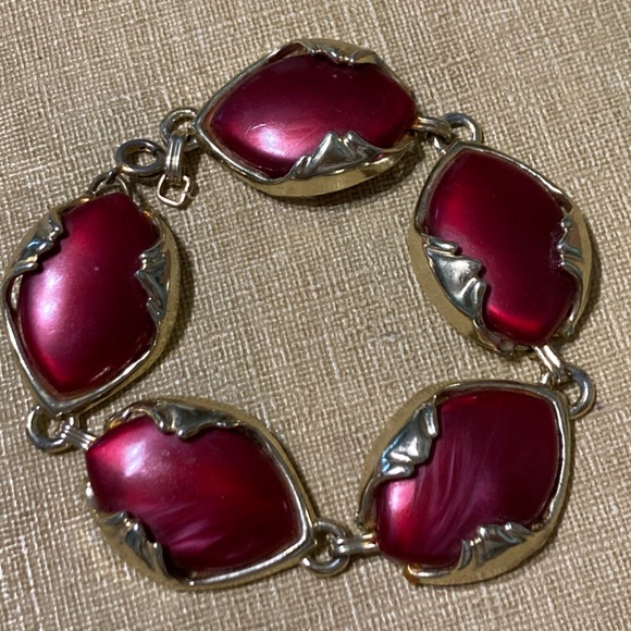 Vintage Red/Mauve Football-shaped Thermoset Stone Gold-tone bracelet 8" - Picture 1 of 9